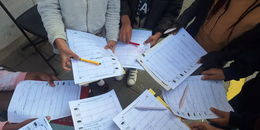 Tellers tonen hun ingevulde telformulier