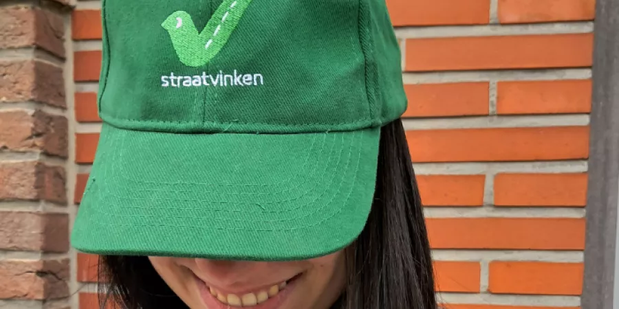 Vrouw draagt een Straatvinken-pet