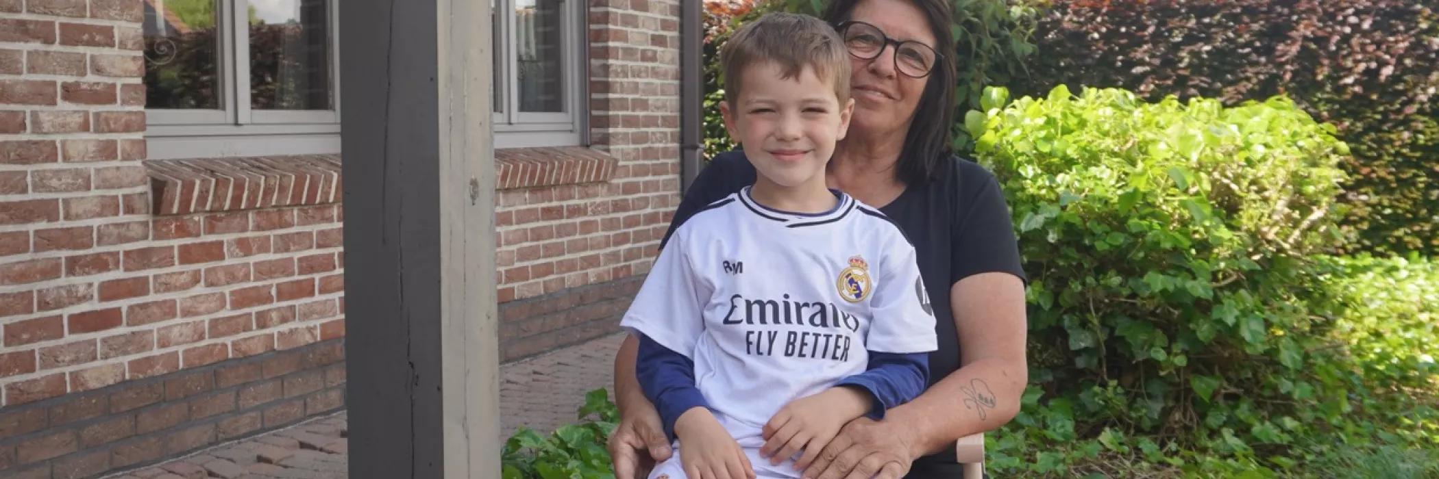 Diane uit Elewijt zet haar Straatvinken-stoel op de oprit van haar huis.