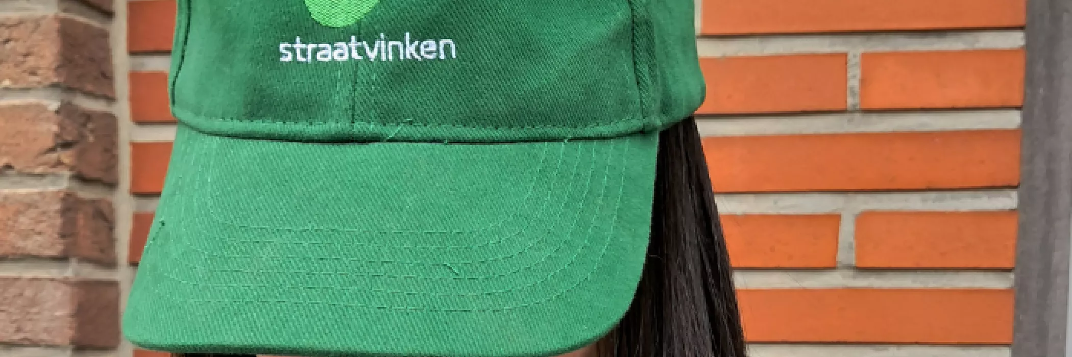 Vrouw draagt een Straatvinken-pet