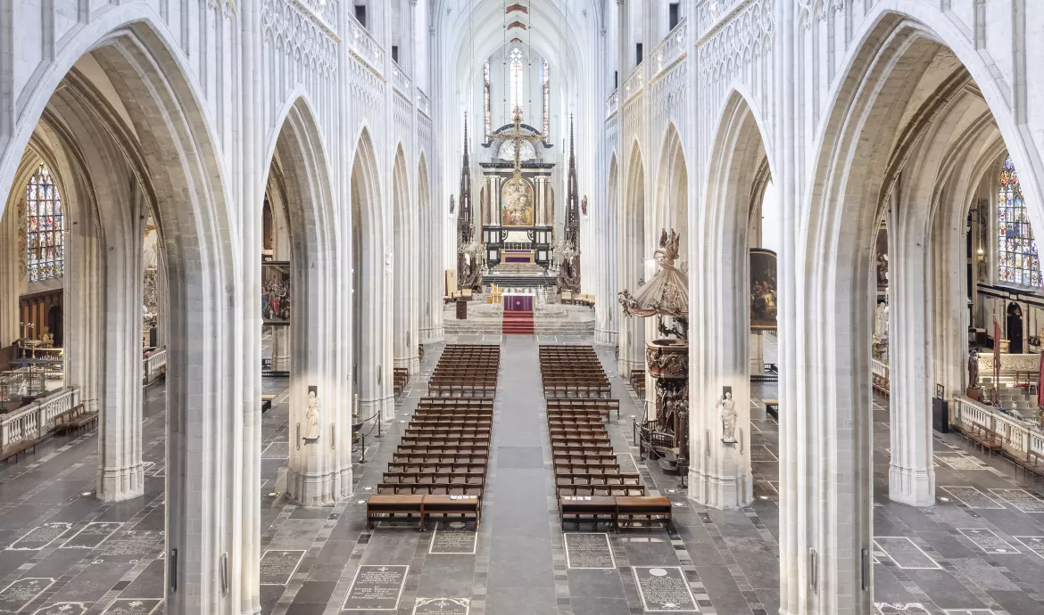 Spatium ruim beeld van kerk met nadruk op symmetrie
