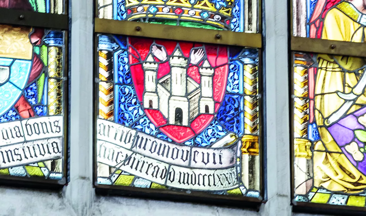 Detailbeeld - God verheerlijkt de kunsten Detailbeeld - glasraam