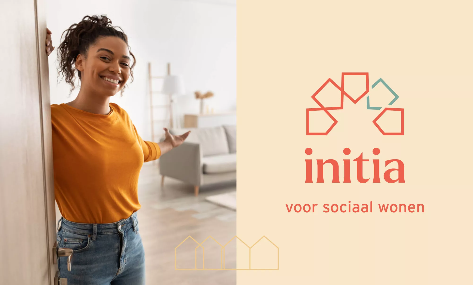 foto van een vrouw die je verwelkomt in haar living, met aan de rechterkant het logo van woonorganisatie Initia