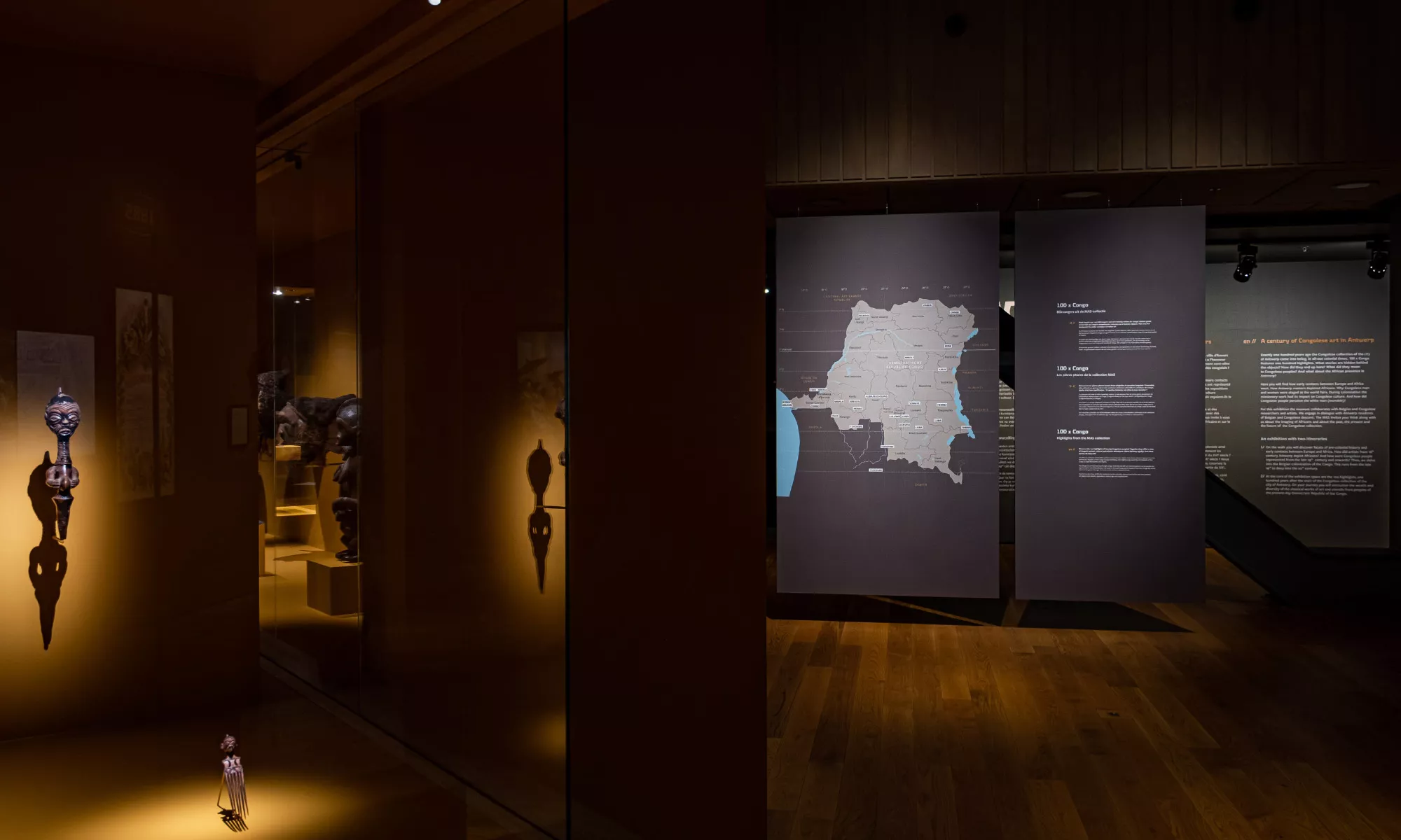 beeld van sfeervolle belichting in expo, met donkere kleuren als tekstbegeleiding