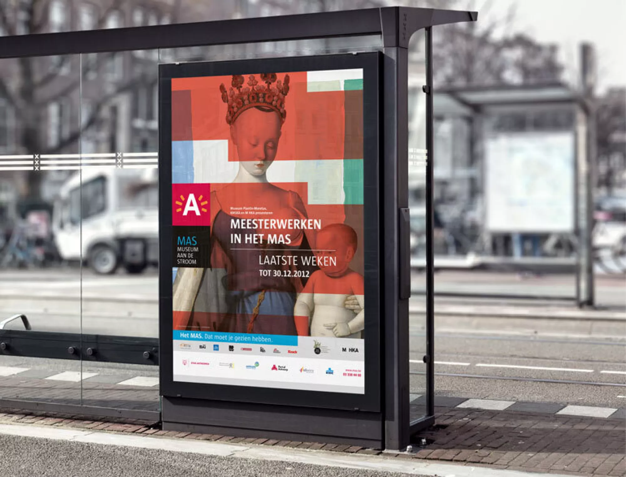 beeld van bushalte met affiche over expo rond meesterwerken