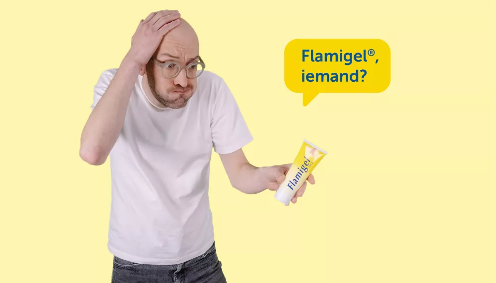 afbeelding van de kale Flamigel-held, al blazend en iemand een tube Flamigel aanbiedend