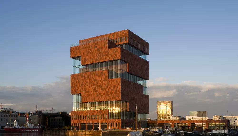 beeld van het Museum aan de Stroom bij valavond