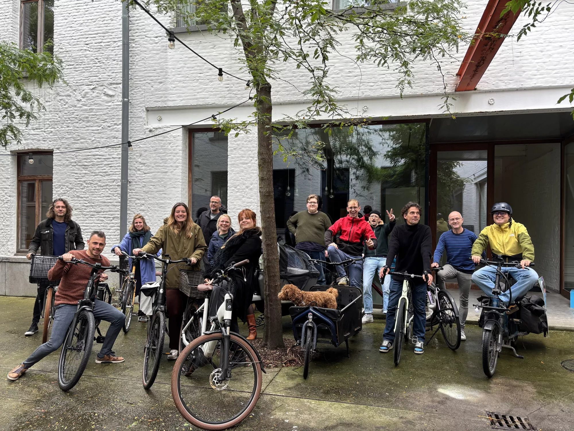team van volta buiten aan hun kantoor