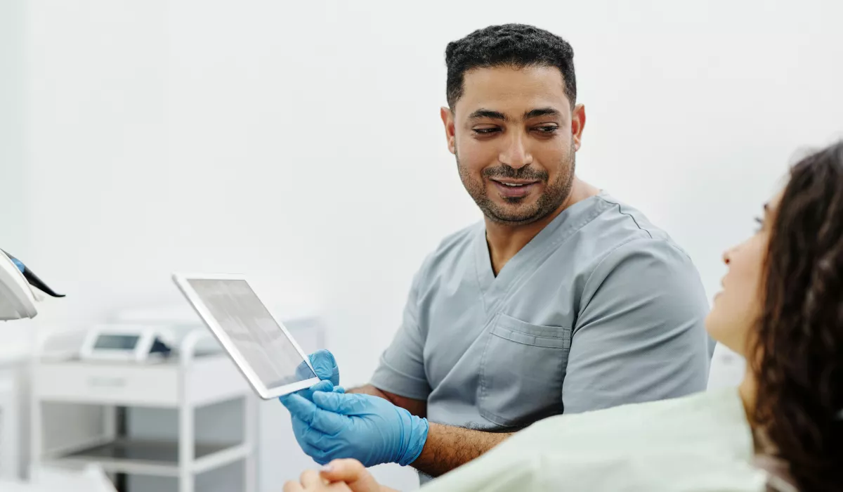Pexels verpleger met ipad