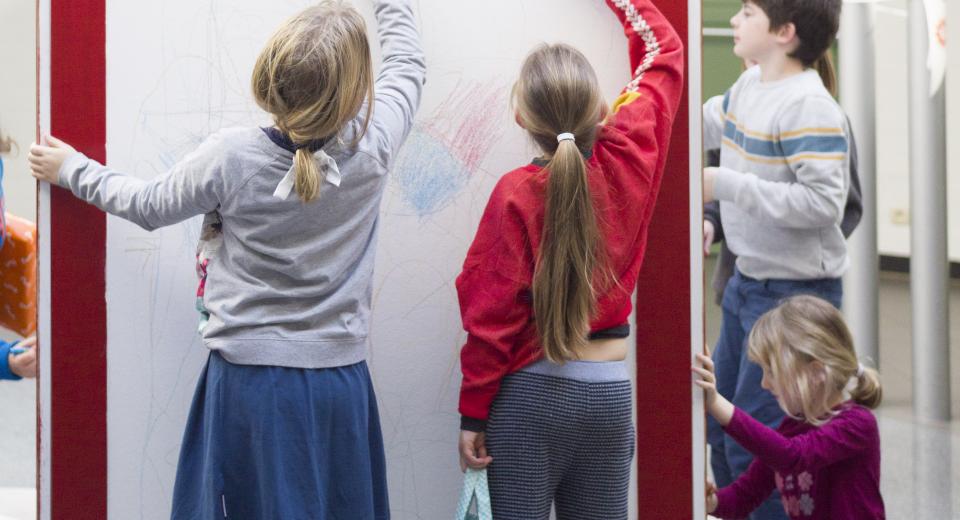 Tekenende kinderen tijdens BIG BANG BUURT