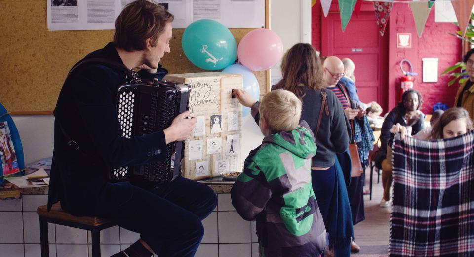 Accordeonist met kind op BIG BANG BUURT