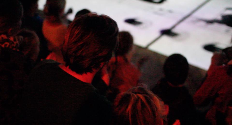 Publiek kijkt naar 3ACH op BIG BANG BUURT