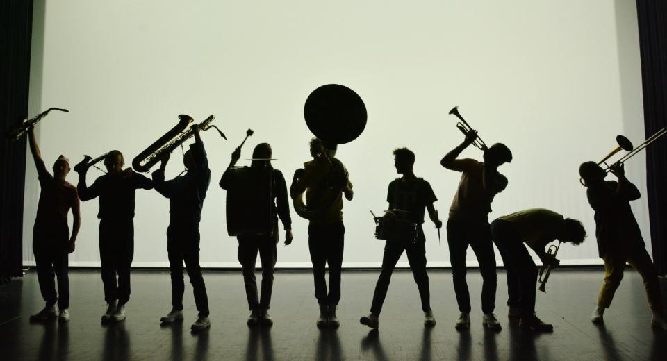 Repetitiebeeld uit voorstelling Koper & Vel van Zonzo Compagnie en HOP FROG Fanfare