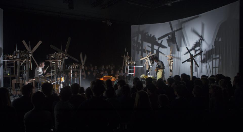 Beeld uit voorstelling Klopotec Orkestra van Zonzo Compagnie met Hans Beckers en Teun Verbruggen