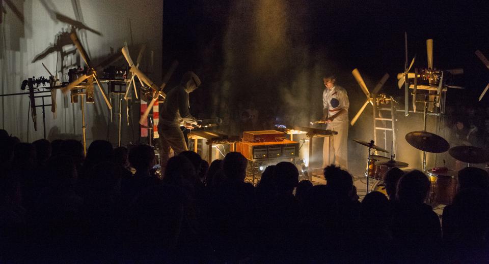 Beeld uit voorstelling Klopotec Orkestra van Zonzo Compagnie met Hans Beckers en Teun Verbruggen