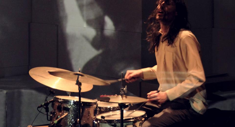 Simon Segers in de voorstelling THELONIOUS van Zonzo Compagnie