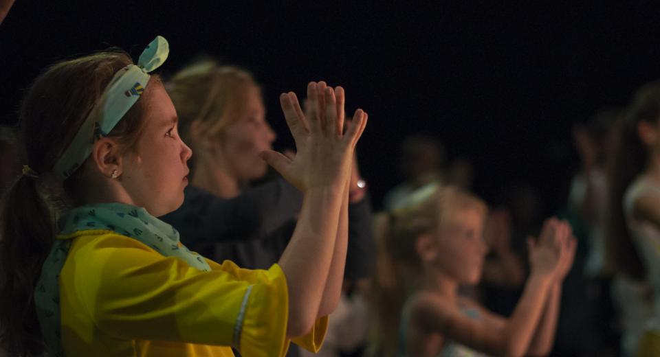 Beeld uit voorstelling Le Grand Ballet van Zonzo Compagnie en Ictus Ensemble