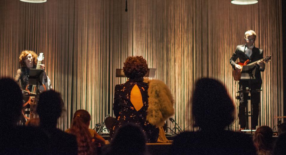 Beeld uit voorstelling Le Grand Ballet van Zonzo Compagnie en Ictus Ensemble