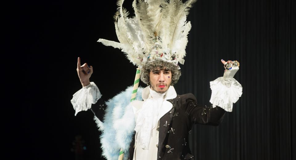 Beeld uit voorstelling Le Grand Ballet van Zonzo Compagnie en Ictus Ensemble
