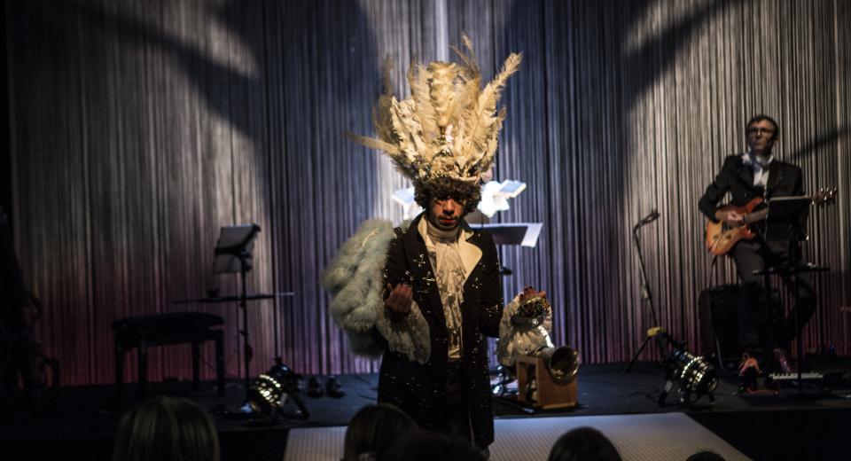 Beeld uit voorstelling Le Grand Ballet van Zonzo Compagnie en Ictus Ensemble