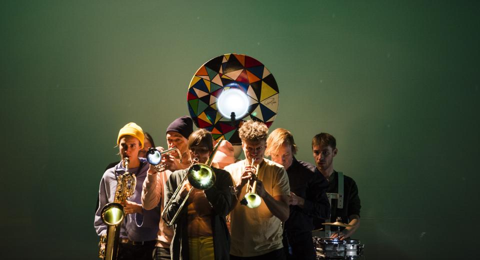 Beeld uit voorstelling Koper & Vel van Zonzo Compagnie en HOP FROG Fanfare