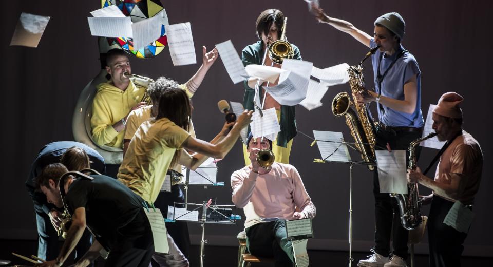 Beeld uit voorstelling Koper & Vel van Zonzo Compagnie en HOP FROG Fanfare