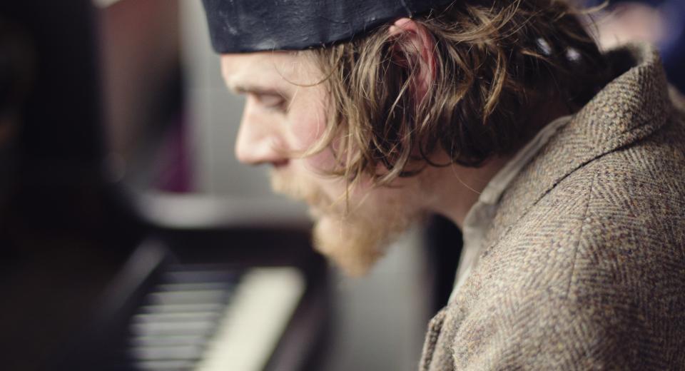 Seppe Gebuers speelt piano op BIG BANG BUURT in Rataplan
