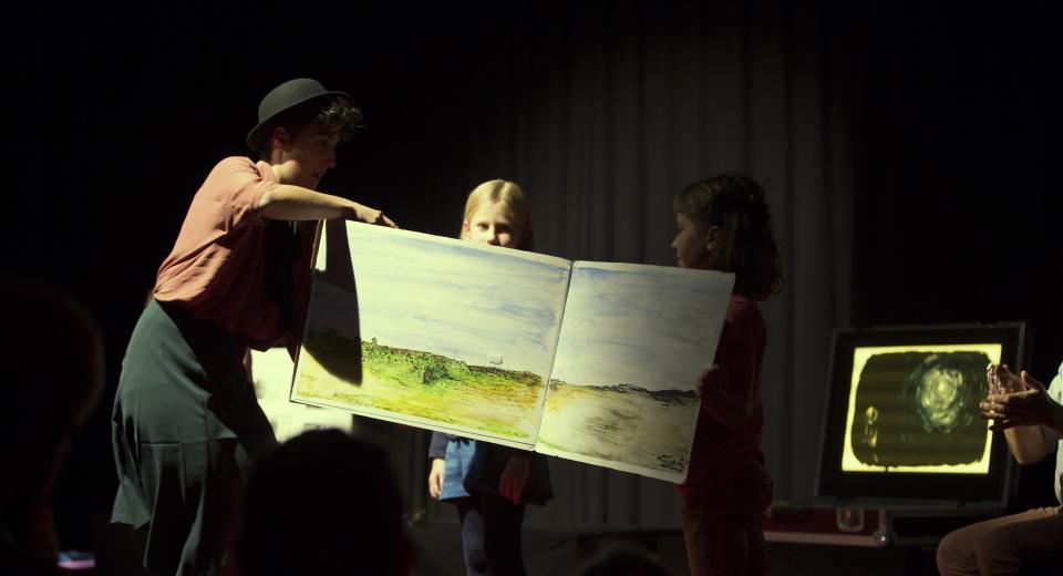 Beeld uit voorstelling Liedjes met Wortels II van Zonzo Compagnie met Aline Goffin en Jan Van Outryve