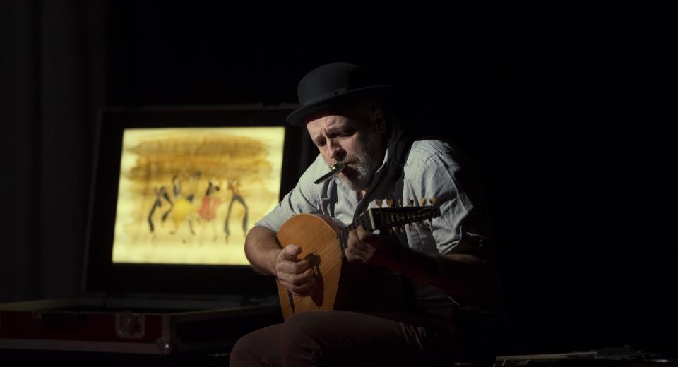 Beeld uit voorstelling Liedjes met Wortels II van Zonzo Compagnie met Aline Goffin en Jan Van Outryve