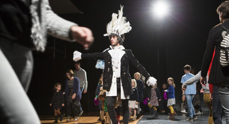 Beeld uit voorstelling Le Grand Ballet van Zonzo Compagnie en Ictus Ensemble